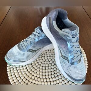 Saucony Breakthru 4 Running Shoe•Ladies size 7.5•Fog Grey/Teal